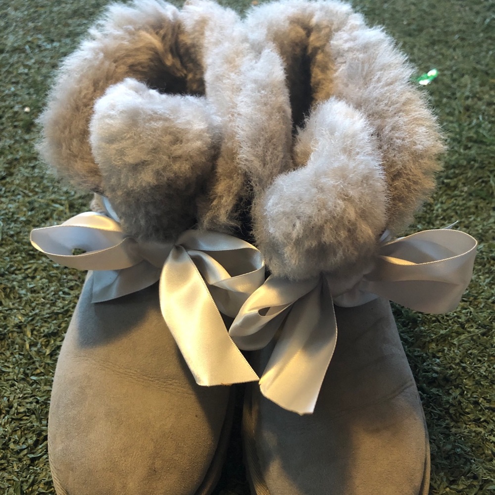 UGG Women's W Gita Bow Mini Fashion Boot